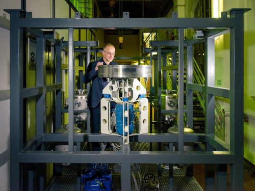 Weniger Emissionen in der Zementindustrie: Prof. Dr. Jens-Uwe Repke neben einem Teil der Pilotanlage zur CO2-Reduktion an der TU Berlin © Kevin Fuchs