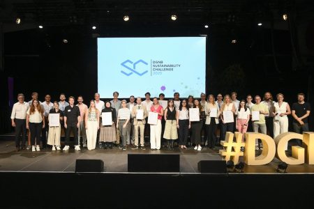 Alle Gewinner und Finalisten der DGNB Sustainability Challenge 2025 beim DGNB Tag der Nachhaltigkeit in Stuttgart | Bildquelle: DGNB
