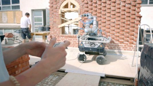 Roboter sind bei dem Bau einer klimaoptimierten Wand mit dabei. Hier bei einem Workshop mit der Bauinnung München-Ebersberg