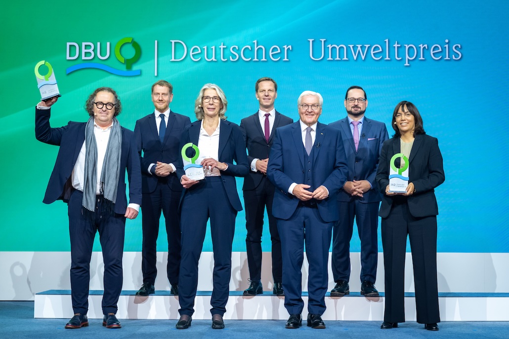 n einem feierlichen Festakt hat die Deutsche Bundesstiftung Umwelt (DBU) heute (Sonntag) den diesjährigen Deutschen Umweltpreis in Höhe von gesamt 500.000 Euro in Chemnitz vergeben. Überreicht wurden die Preise von Bundespräsident Frank-Walter Steinmeier. Das Foto zeigt (vorne, von links): das ZINQ-Geschäftsführungsduo Lars Baumgürtel und Birgitt Bendiek, den Bundespräsidenten sowie Klimaforscherin Sonia Seneviratne, außerdem (hinten, von links) Sachsens Ministerpräsident Michael Kretschmer, den DBU-Kuratoriumsvorsitzenden Kai Niebert und DBU-Generalsekretär Alexander Bonde. © Peter Himsel/DBU