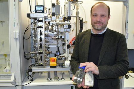 Prof. Dr. Philipp Keil leitet das Forschungsprojekt DECIDE an der OTH Regensburg. Darin untersuchen die Forschenden, wie CO₂ aus Abgasen der Zementproduktion abgeschieden werden kann. Quelle: Simone Grebler, Copyright: OTH Regensburg