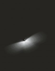 Die bandförmig-breite Lichtstärkeverteilung erzeugt einen ellipsoiden Lichtkegel, der auch noch an den Lichträndern homogen erscheint. Foto: BEGA