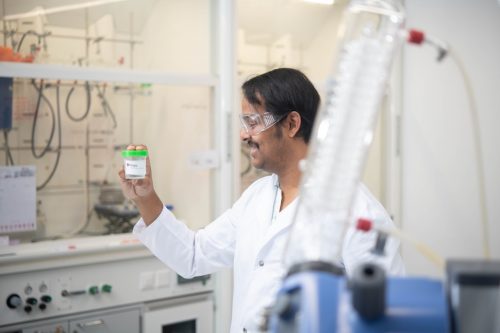 Empa-Forscher Arvindh Sekar mit dem neuartigen Epoxidharz, das sowohl schwer entflammbar als auch recycelbar ist. Bild: Empa