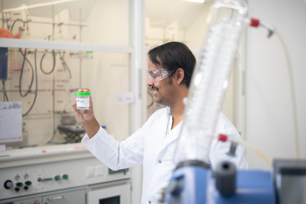 Empa-Forscher Arvindh Sekar mit dem neuartigen Epoxidharz, das sowohl schwer entflammbar als auch recycelbar ist. Bild: Empa