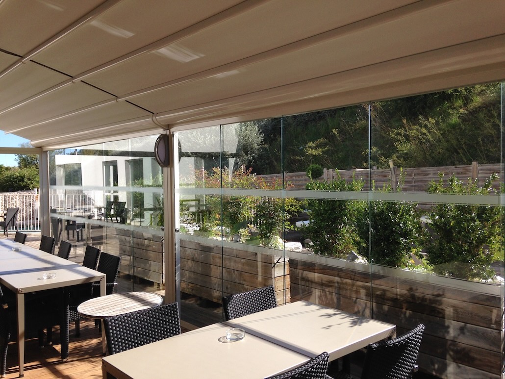 Wie flexible Glaslösungen Outdoor-Bereiche in der Gastronomie wirtschaftlich nutzbar machen