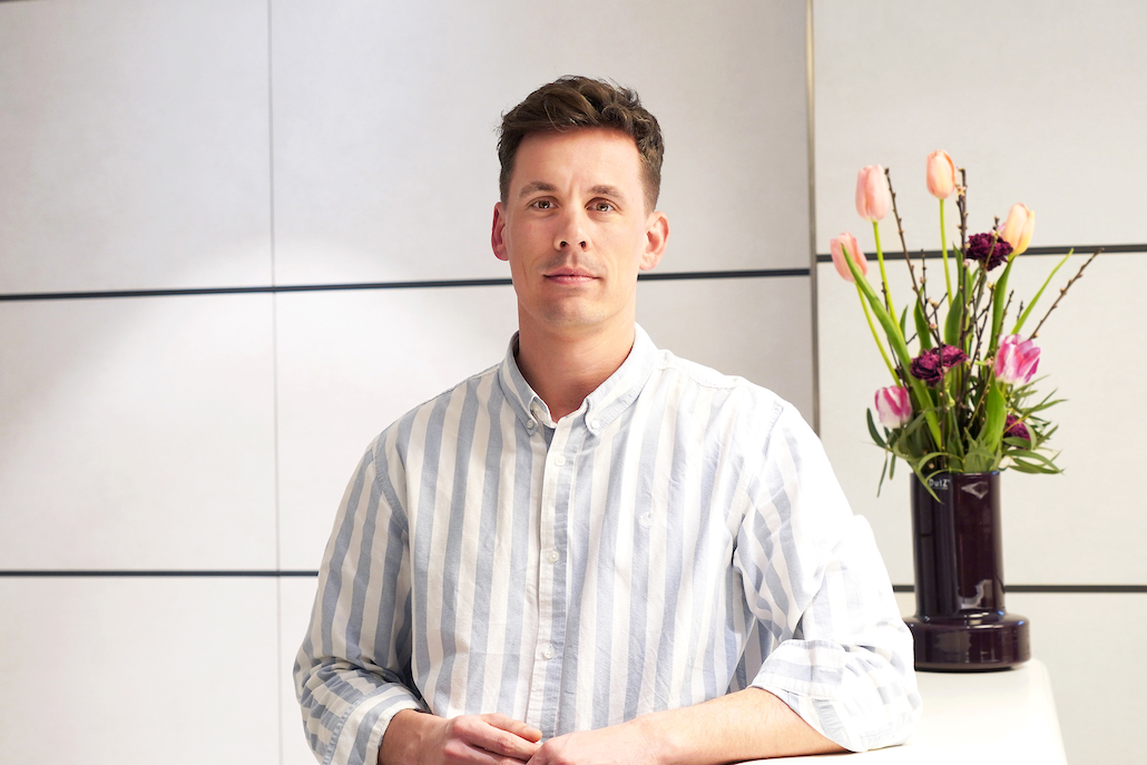 Nachhaltig Bauen mit Kalamitätsholz: Experte Lewin Fricke erläutert die patentierte Lösung von TRIQBRIQ. Foto: Divé