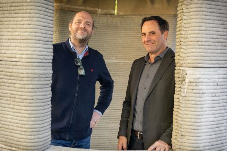 Die HM-Professoren Thorsten Stengel und Jörg Jungwirth präsentieren ihren 3D-gedruckten Beton-Pavillon (v.l.) (Foto: HM)