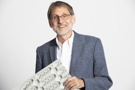 Prof. Dr.-Ing. Roland Koenigsdorff, in der Hand hält er einen Wärmetauscher-Platte / Foro: HBC/Stefan Sättele