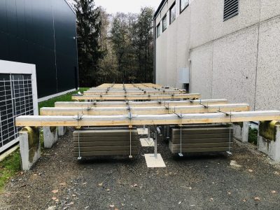 Mit Holz-Hybridsystemen sollen die jeweiligen Stärken der verschiedenen Materialien gezielt genutzt werden. Diese Aufnahme zeigt einen Versuch, die langfristigen Kriech-Biegebelastungen geklebter Brettschichtholz-Beton und Holz-Faser-Kunststoff-Verbundplatten zu testen. Bild: Fraunhofer WKI, Yan Libo