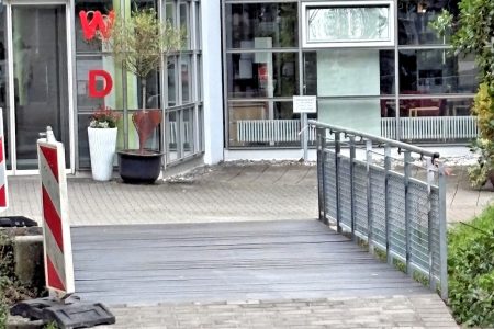 Holzoberflächen entpuppen sich bei Nässe als gefährlich rutschig - ein echtes Problem, erst recht nahe dem DRK-Heim in Weilerbach. Bild: SWISSGrip