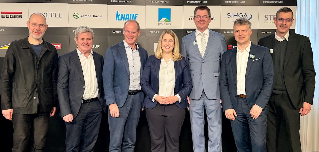 vl.: Leo Lübke, Präsident des Verbands der deutschen Möbelindustrie, Prof. Dr. Heinrich Köster, Präsident der Technischen Hochschule Rosenheim, Prof. Dr. Mathias Schäfer, Präsident des Bundesverbands Deutscher Fertigbau, Bundesbauministerin Verena Hubertz, HDH-Präsident Dr. Carsten Merforth, HDH-Hauptgeschäftsführer Dr. Denny Ohnesorge, HDH-Vizepräsident Dr. Jan Bergmann. Foto: HDH