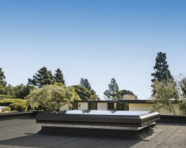 Velux komplettiert sein Flachdach-Sortiment mit einer optisch ansprechenden Glas-Lösung im Mittelpreissegment, dem Flachdach-Fenster Glas-Kuppel, das mit einer flachen Glasscheibe als Oberelement ausgestattet ist. Foto: Velux