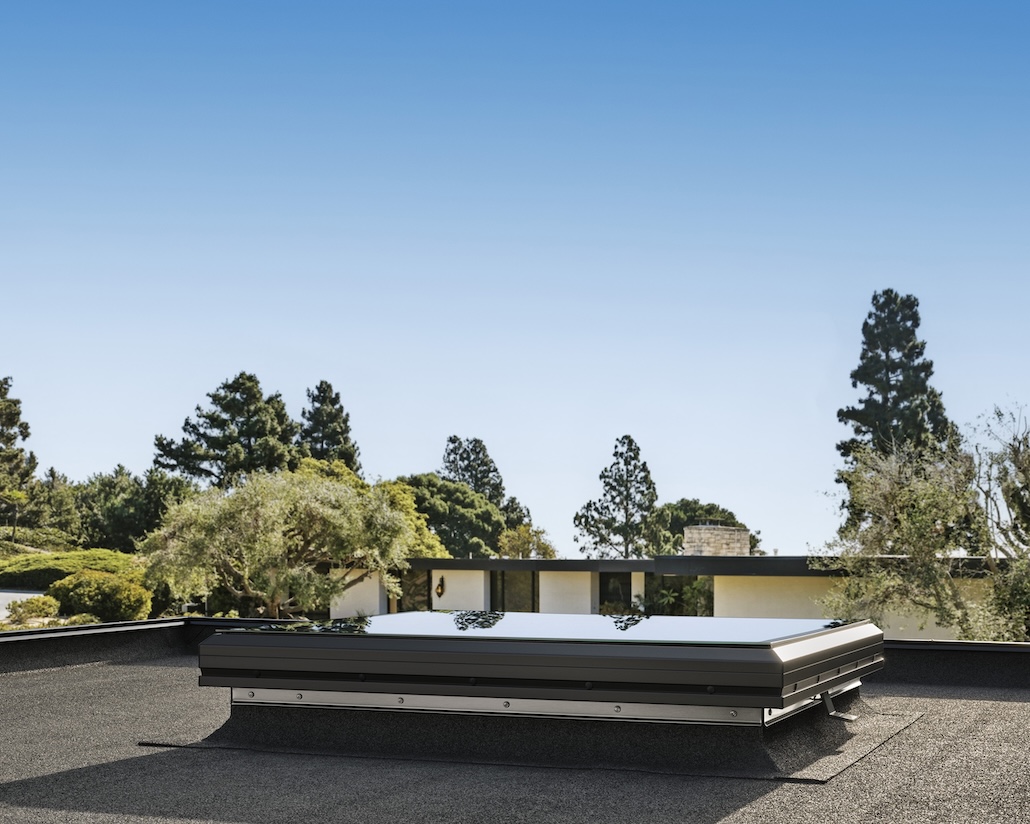 Velux komplettiert sein Flachdach-Sortiment mit einer optisch ansprechenden Glas-Lösung im Mittelpreissegment, dem Flachdach-Fenster Glas-Kuppel, das mit einer flachen Glasscheibe als Oberelement ausgestattet ist. Foto: Velux