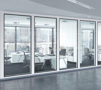 Die verdeckte Befestigung der Verglasung an den flankierenden Bauteilen sorgt für eine ruhige, hochwertige Integration der Glasfläche in die Wand.