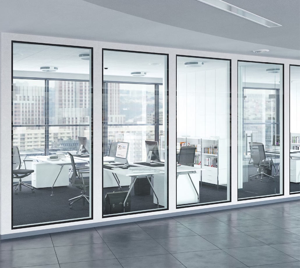 Die verdeckte Befestigung der Verglasung an den flankierenden Bauteilen sorgt für eine ruhige, hochwertige Integration der Glasfläche in die Wand.