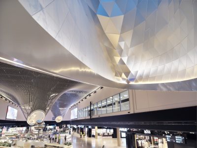 LAVA eröffnet im Terminal 3 des Frankfurter Flughafens einen Marktplatz als öffentlichen Innenraum.