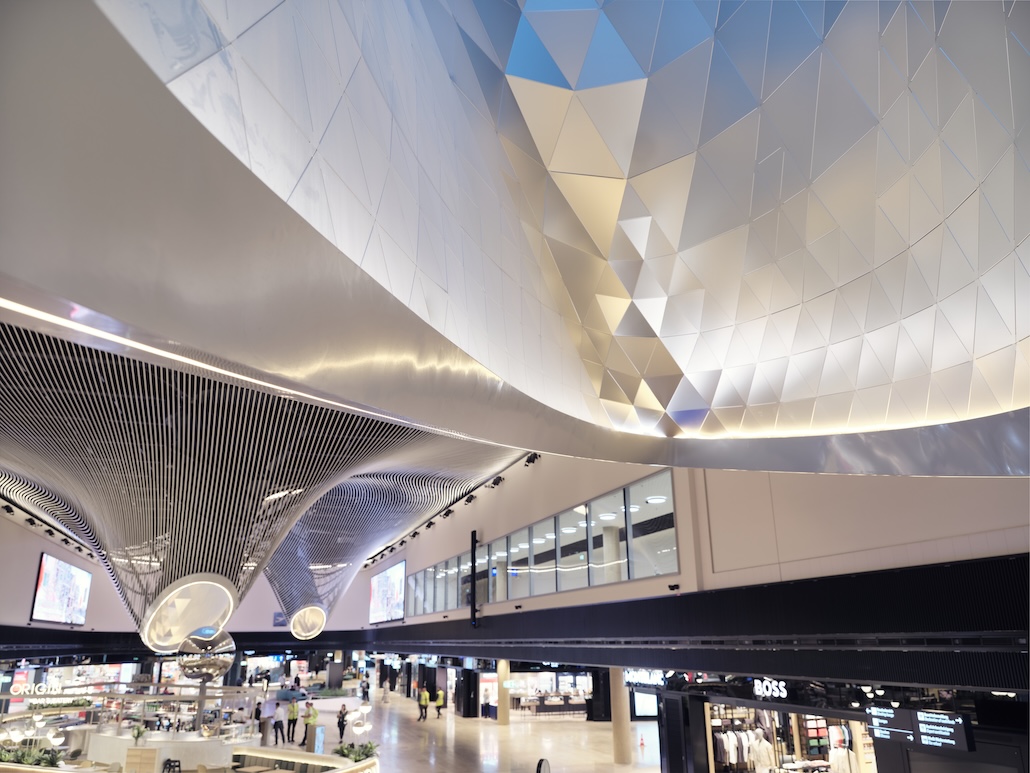 LAVA eröffnet im Terminal 3 des Frankfurter Flughafens einen Marktplatz als öffentlichen Innenraum.