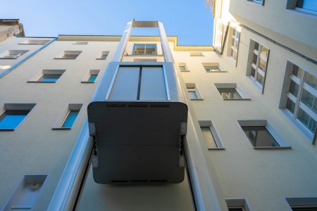 Leichtbau-Aufzüge im Bestand: Neue Systeme ohne Schacht