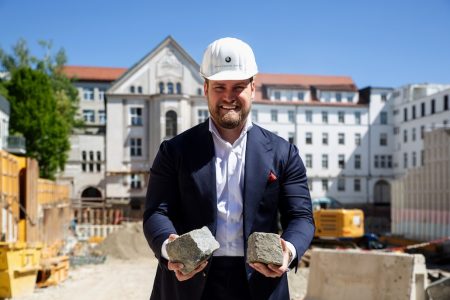 Korbinian Pröckl, Asset Manager bei der Rock Capital Group mit den Pflastersteinen vom HEAVEN © SCRIVO Communications, Markus Werner