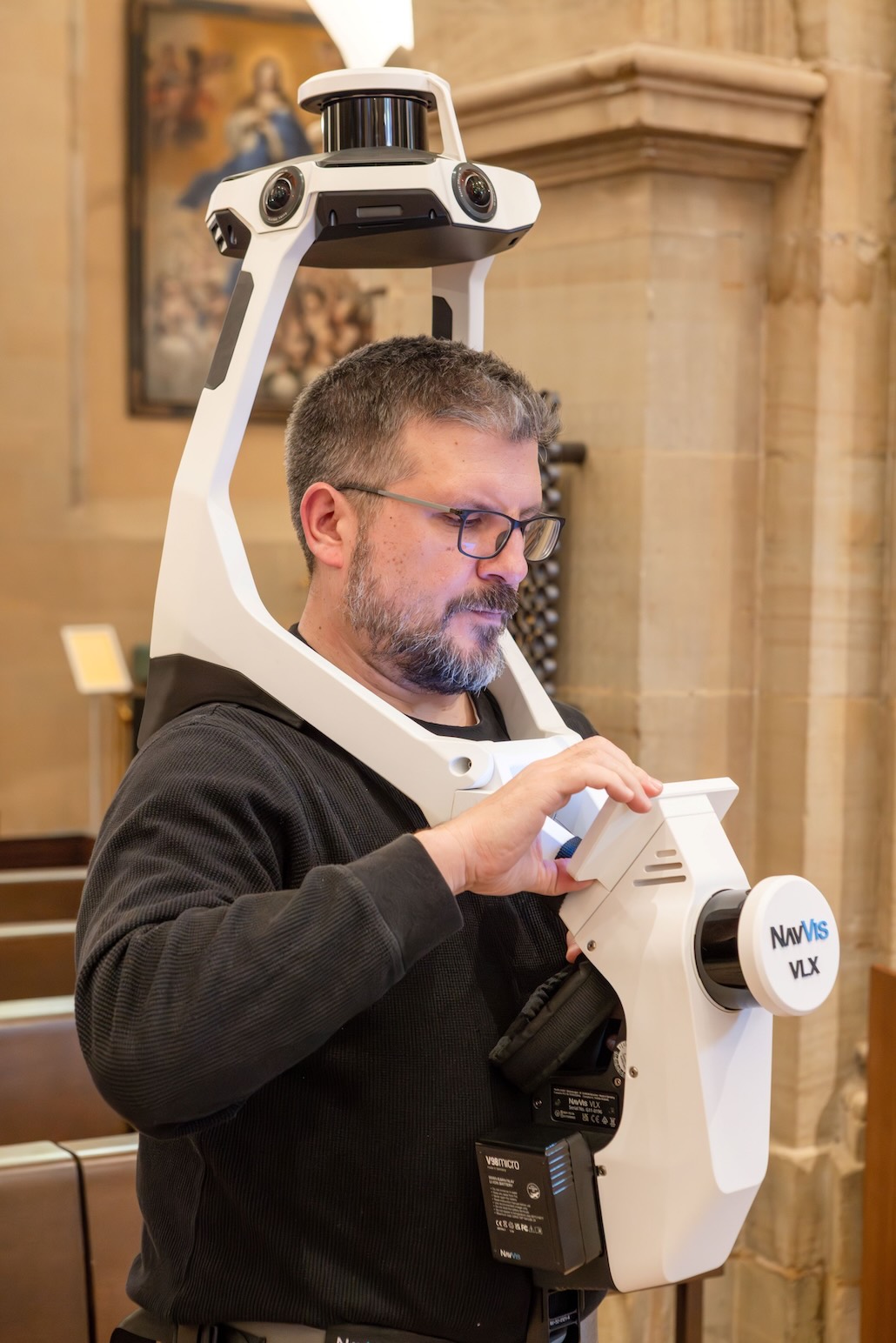 Prof. Dr. Jens Brauneck nimmt die Innenraumvermessung der Abteikirche mit einem Laserscanner vor.
