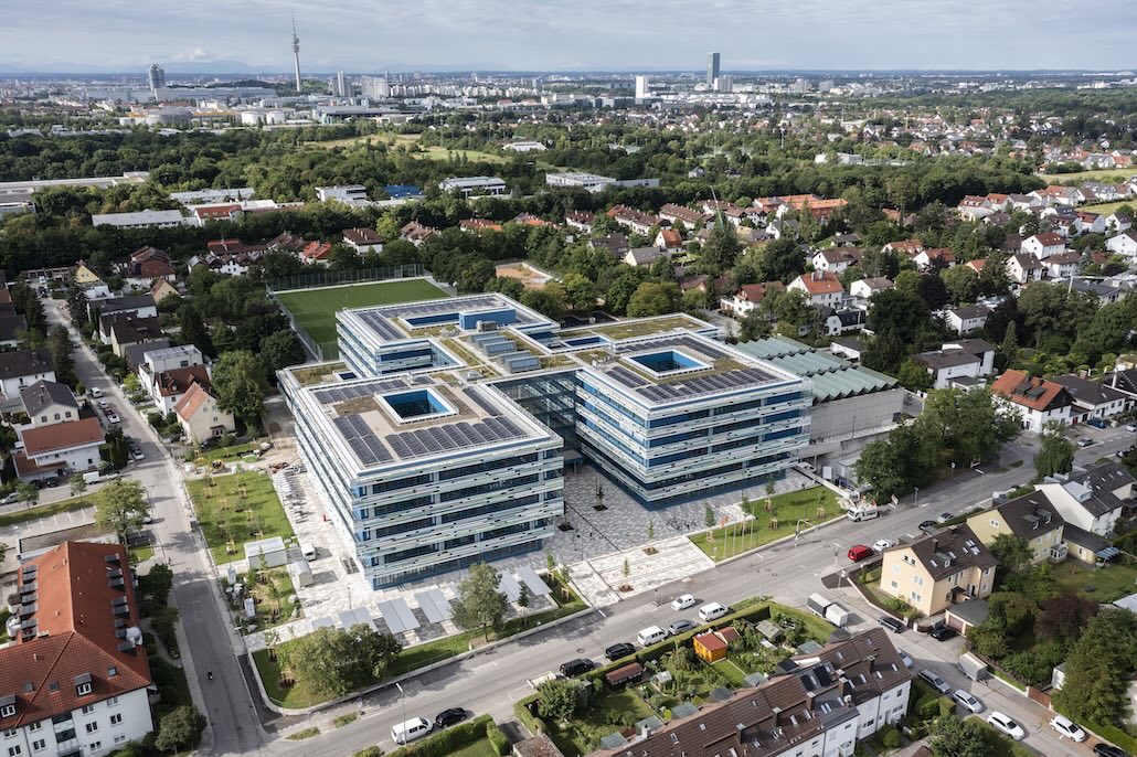 In der Freudstraße errichtete die Landeshauptstadt München als Bauherrin einen Schulkomplex der Superlative: einen modernen Ort zum Lernen für 1.800 Schülerinnen und Schüler sowie 200 Lehrende aus zwei Schulen – die Willy-Brandt-Gesamtschule sowie die Fachoberschule Nord für Sozialwesen. Bild: Schöck Bauteile GmbH / Peter Neusser