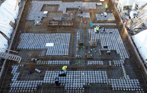 Blick von oben auf das entstehende Gradientenbeton-Fundament des IntCDC-Gebäudes: Gut zu erkennen: die Hohlkugeln. © Universität Stuttgart / ILEK / Daria Kovaleva, Olga Miller, Carl Niklas Haufe