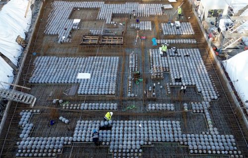 Blick von oben auf das entstehende Gradientenbeton-Fundament des IntCDC-Gebäudes: Gut zu erkennen: die Hohlkugeln. © Universität Stuttgart / ILEK / Daria Kovaleva, Olga Miller, Carl Niklas Haufe