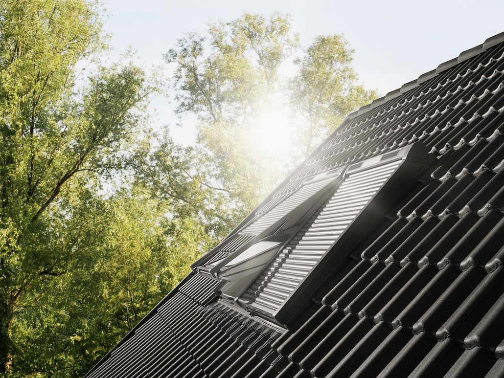 Durch Rollläden ist eine bis zu 7,5 °C reduzierte Raumtemperatur im Sommer möglich. Foto: Velux