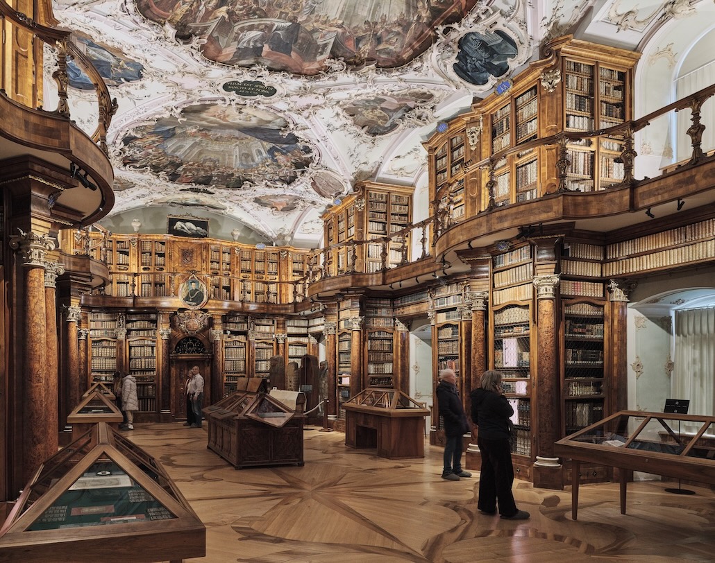 ERCO beleuchtet Barocksaal der Stiftsbibliothek neu