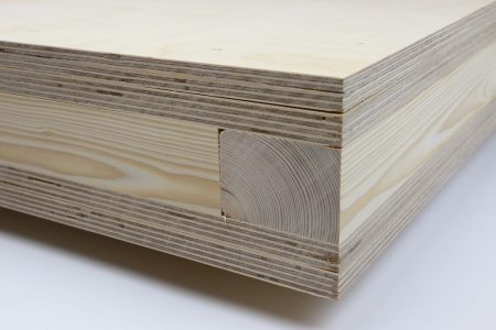 Die hochfeuerhemmende Trockenbauwand aus Holz verfügt über eine Feuerwiderstandsdauer von mindestens 60 Minuten und eine nichtbrennbare Sperrholzplatte als Beplankung.
