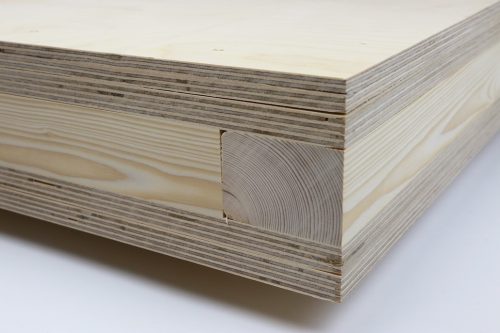 Die hochfeuerhemmende Trockenbauwand aus Holz verfügt über eine Feuerwiderstandsdauer von mindestens 60 Minuten und eine nichtbrennbare Sperrholzplatte als Beplankung.