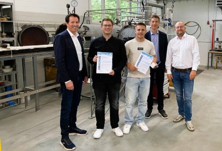 Auftakt des Master-Förderprogramms der Akademischen Nachwuchsförderung im Mauerwerksbau in Hannover: Roland Meißner, Christian Dietrich, Jim Hufnagel, Prof. Dr.-Ing. Torsten Leutbecher und Dr. Jochen Stürz (v.l.n.r.). Die beiden Masterstudierenden Christian Dietrich und Jim Hufnagel werden in den kommenden zwei Jahren finanziell und beruflich gefördert. © Bundesverband Kalksandsteinindustrie e.V. | Bert Große