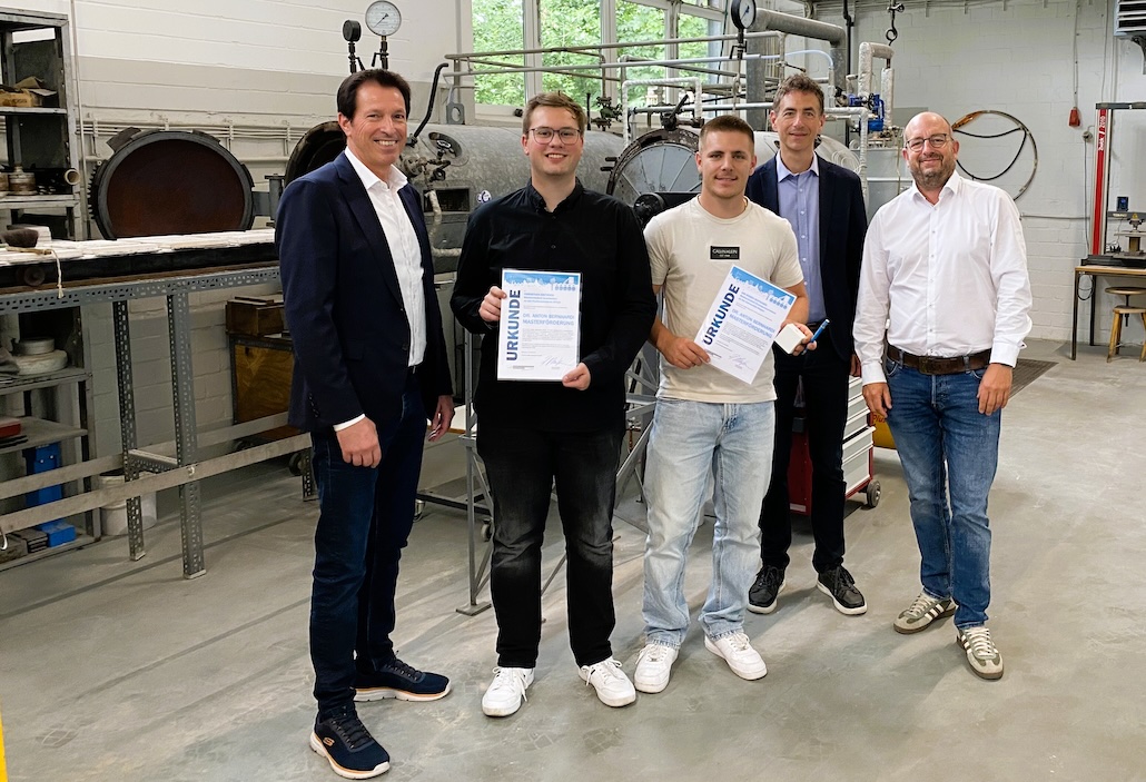 Auftakt des Master-Förderprogramms der Akademischen Nachwuchsförderung im Mauerwerksbau in Hannover: Roland Meißner, Christian Dietrich, Jim Hufnagel, Prof. Dr.-Ing. Torsten Leutbecher und Dr. Jochen Stürz (v.l.n.r.). Die beiden Masterstudierenden Christian Dietrich und Jim Hufnagel werden in den kommenden zwei Jahren finanziell und beruflich gefördert. © Bundesverband Kalksandsteinindustrie e.V. | Bert Große