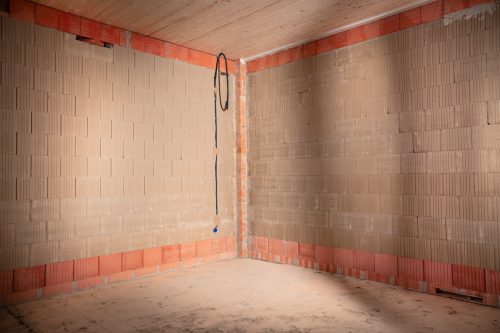 Tragendes Lehmsteinmauerwerk im AVA-Erweiterungsbau