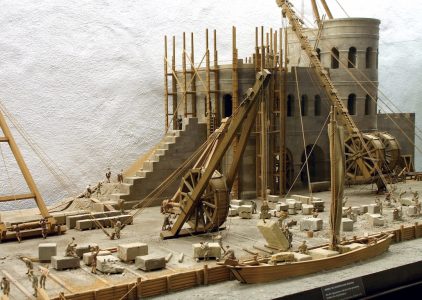 Bauen vor fast 2.000 Jahren: Dieses Modell, zu sehen im Historischen Museum der Stadt Regensburg, veranschaulicht die Errichtung der Mauer des römischen Legionslagers „Castra Regina“ im Bereich der Porta Praetoria. Quelle: Michael Preischl Copyright: Michael Preischl, Museen der Stadt Regensburg