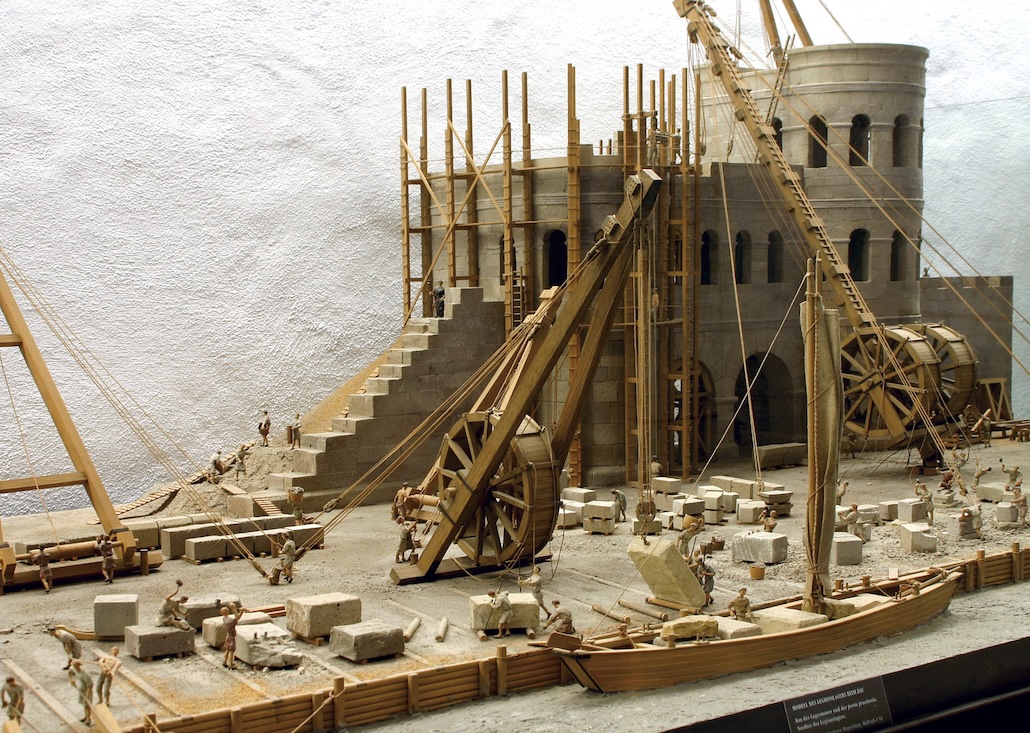 Bauen vor fast 2.000 Jahren: Dieses Modell, zu sehen im Historischen Museum der Stadt Regensburg, veranschaulicht die Errichtung der Mauer des römischen Legionslagers „Castra Regina“ im Bereich der Porta Praetoria. Quelle: Michael Preischl Copyright: Michael Preischl, Museen der Stadt Regensburg