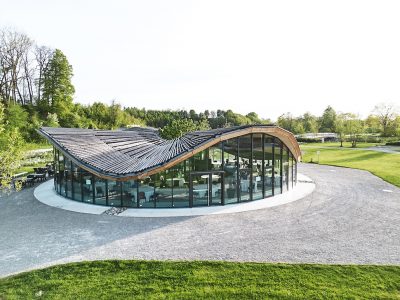 Hybrid-Flachs-Pavillon: Holz, Naturfasern und Glas