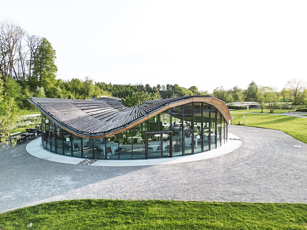 Hybrid-Flachs-Pavillon: Holz, Naturfasern und Glas