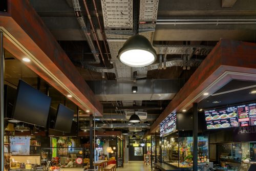 Die markante Pendelleuchte „Qutsider“ von Designer Jacco Maris prägt weiterhin das Erscheinungsbild der Rindermarkthalle – technisch vollständig modernisiert mit einem LED-Sanierungseinsatz von Lichtwerk. © Bodo Dretzke für Marc Nelson Lichtdesign