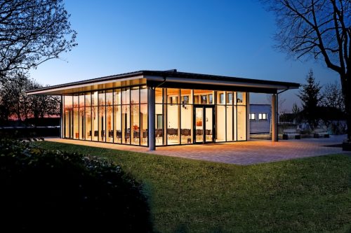 Die großzügige Pfosten-Riegel-Fassade von Kneer-Südfenster prägt die Architektur der neuen Aussegnungshalle und öffnet den Baukörper zur Landschaft der Schwäbischen Alb. © Kneer-Südfenster