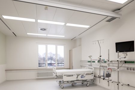 In OP-nahen Zonen und Intensivbereichen kommen protection IPA Reinraumleuchten als Einbau- und Anbauvarianten zum Einsatz. Sie erfüllen höchste Anforderungen an die Luftrein-heit und Hygiene und bieten gleichzeitig visuell komfortables Arbeitslicht. © Boris Golz Fotografie für Regiolux