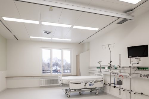 In OP-nahen Zonen und Intensivbereichen kommen protection IPA Reinraumleuchten als Einbau- und Anbauvarianten zum Einsatz. Sie erfüllen höchste Anforderungen an die Luftrein-heit und Hygiene und bieten gleichzeitig visuell komfortables Arbeitslicht. © Boris Golz Fotografie für Regiolux
