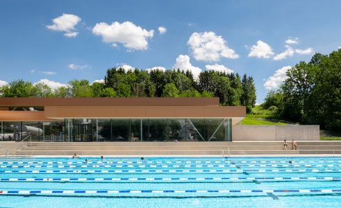Hirschbachbad Aalen: Kombibad von 4a Architekten
