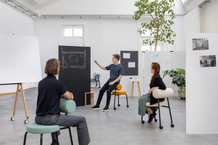 HighLow Chair: Bürostuhl und Stehhilfe in einem
