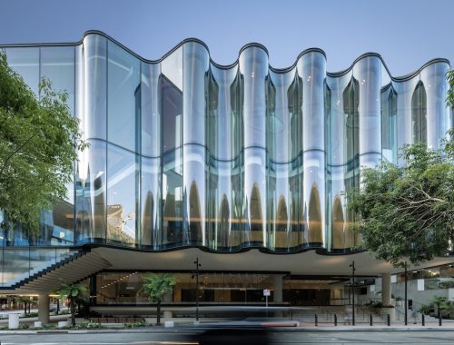 Glasshouse Theatre: Freiformfassade aus gebogenem Glas