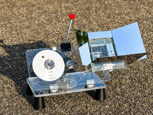 Prototyp eines hybriden Strahlungskühlungs- und Solarsystems zur gleichzeitigen Erzeugung von Strom, Wärme und Kälte. (Foto: Gan Huang, KIT)