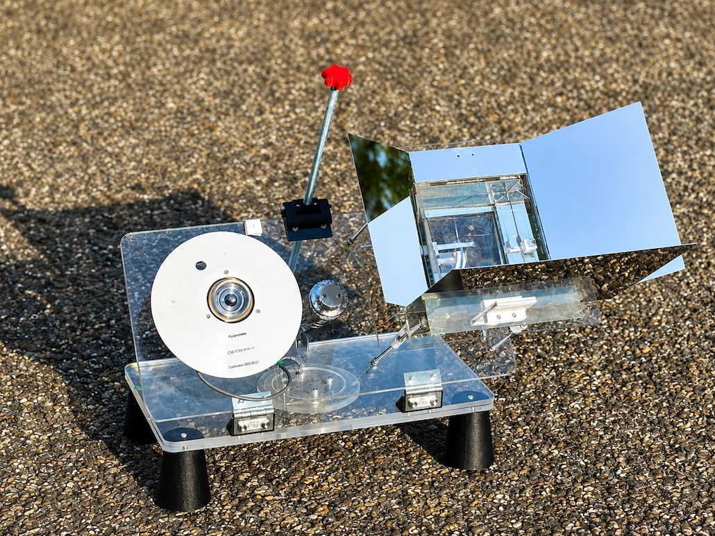 Prototyp eines hybriden Strahlungskühlungs- und Solarsystems zur gleichzeitigen Erzeugung von Strom, Wärme und Kälte. (Foto: Gan Huang, KIT)