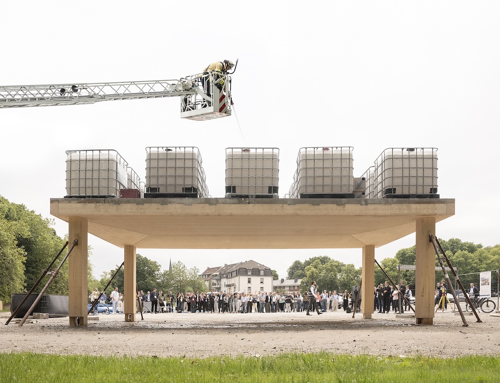 Holzbasierte Geschossdecke besteht Belastungstest