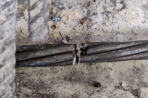 Solche Litzen befinden sich im Inneren von Spannbetonbrücken. Sind sie beschädigt, kann man das von außen nicht sehen. © Mark Alexander Ahrens